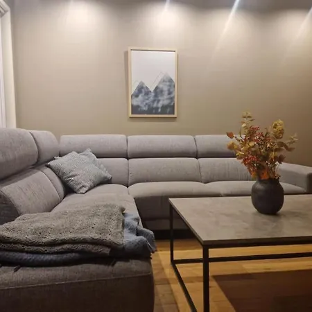 I Apartment *